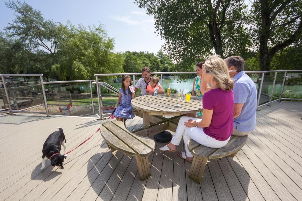 The Lakes Rookley 외부 사진 The observation deck at the park