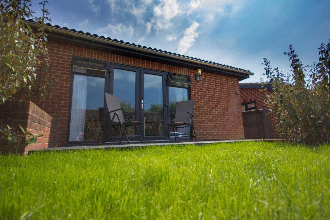The Lakes Rookley 외부 사진 A typical lodge at the park