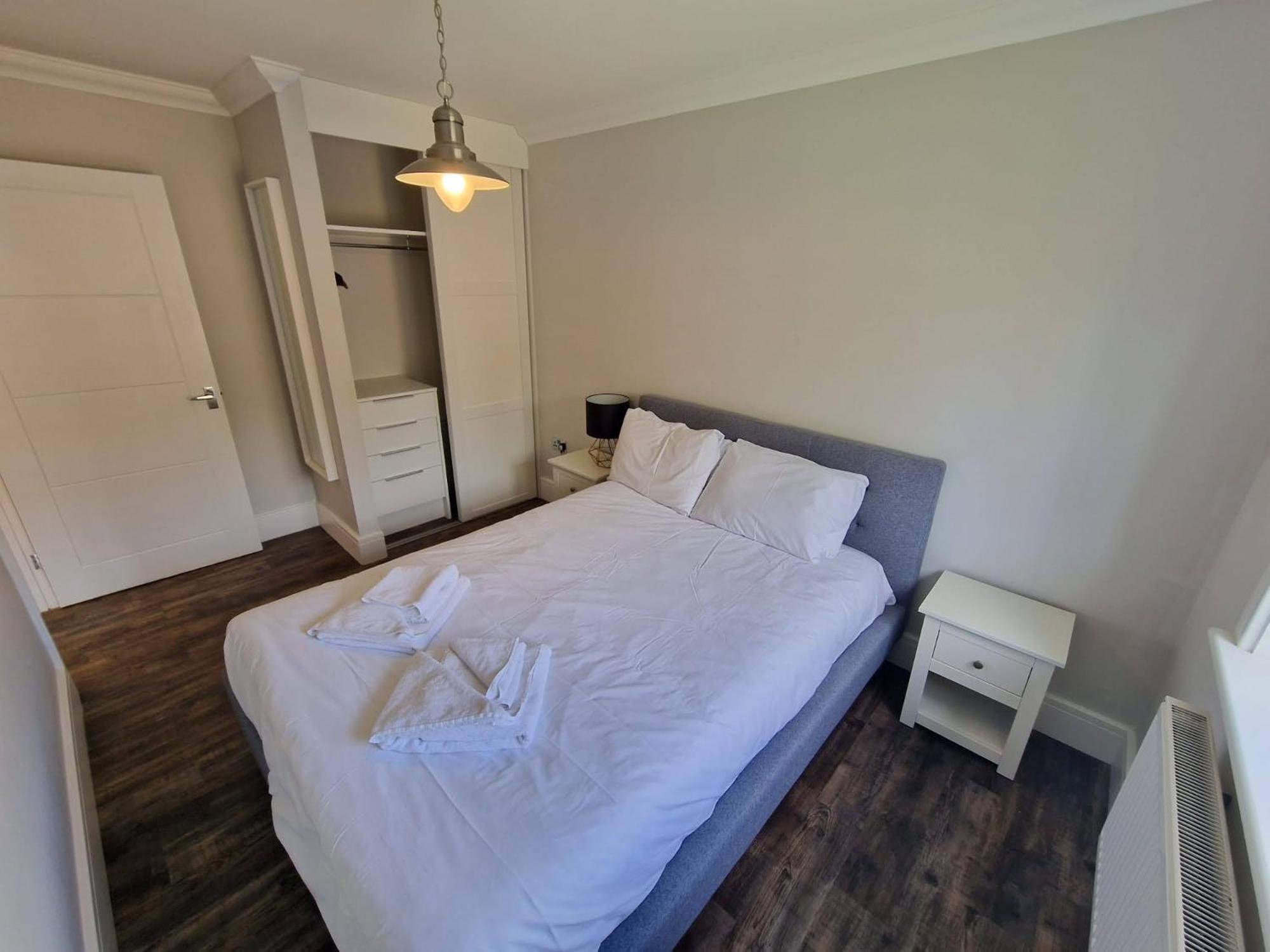 The Lakes Rookley 외부 사진 A bedroom in a serviced apartment