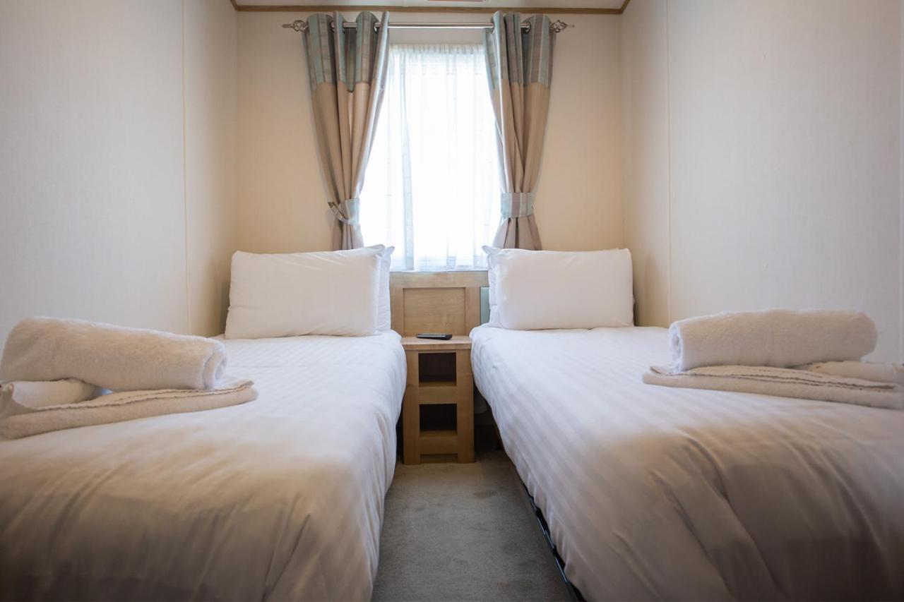 The Lakes Rookley 외부 사진 A room at a capsule hotel in Tokyo