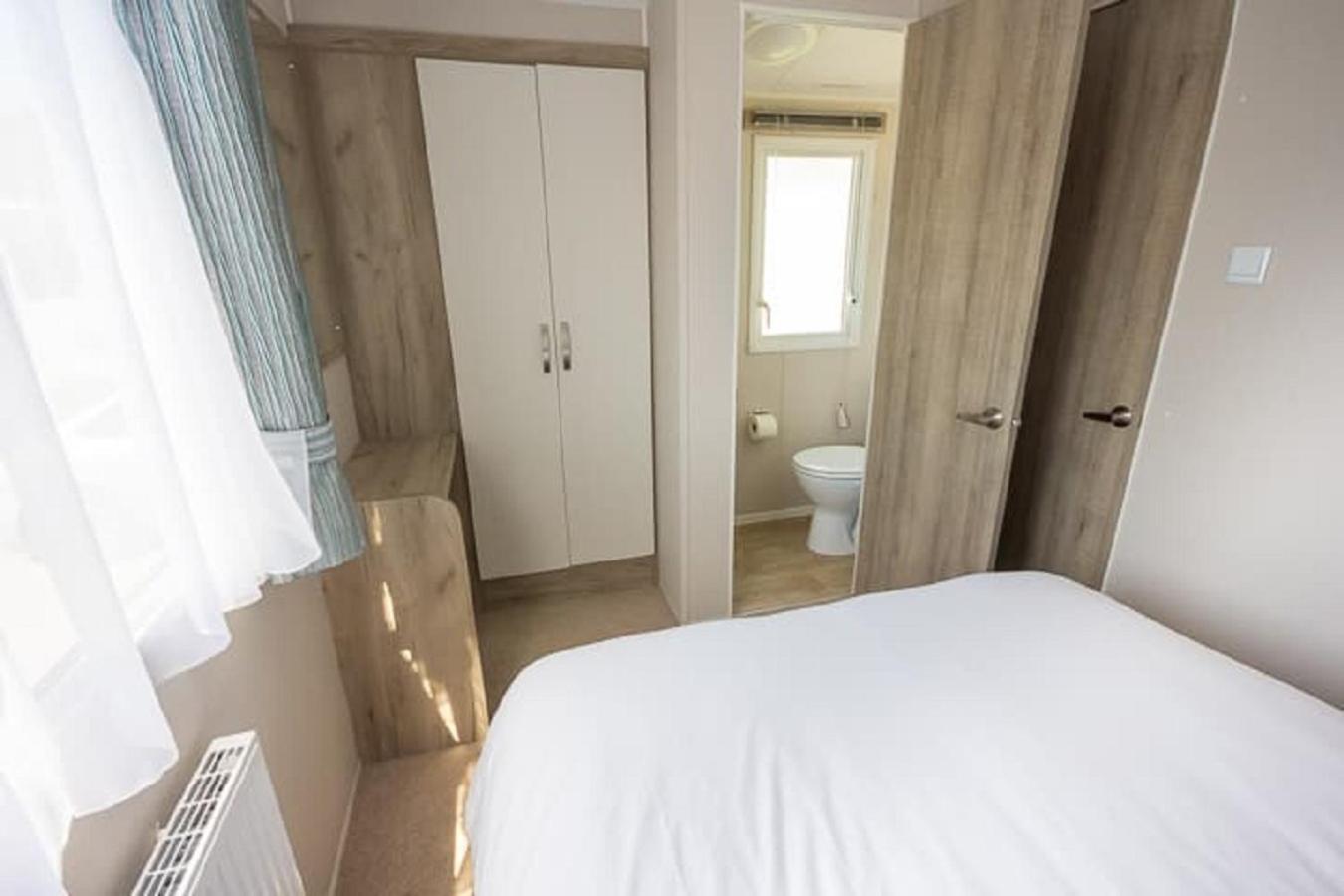 The Lakes Rookley 객실 사진 A bedroom in a static
