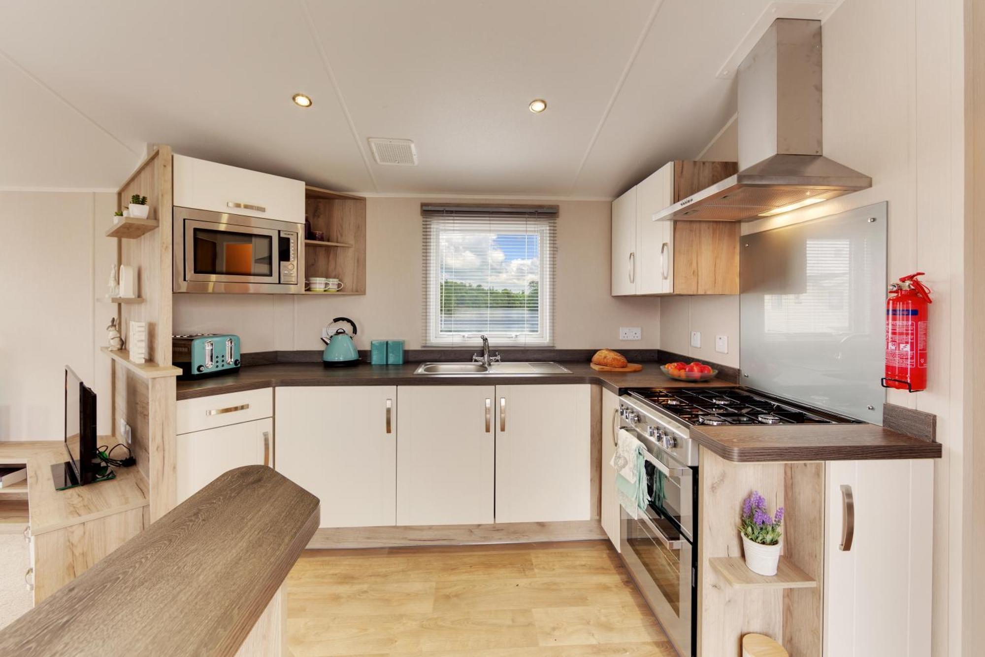 The Lakes Rookley 외부 사진 A typical kitchen in a static
