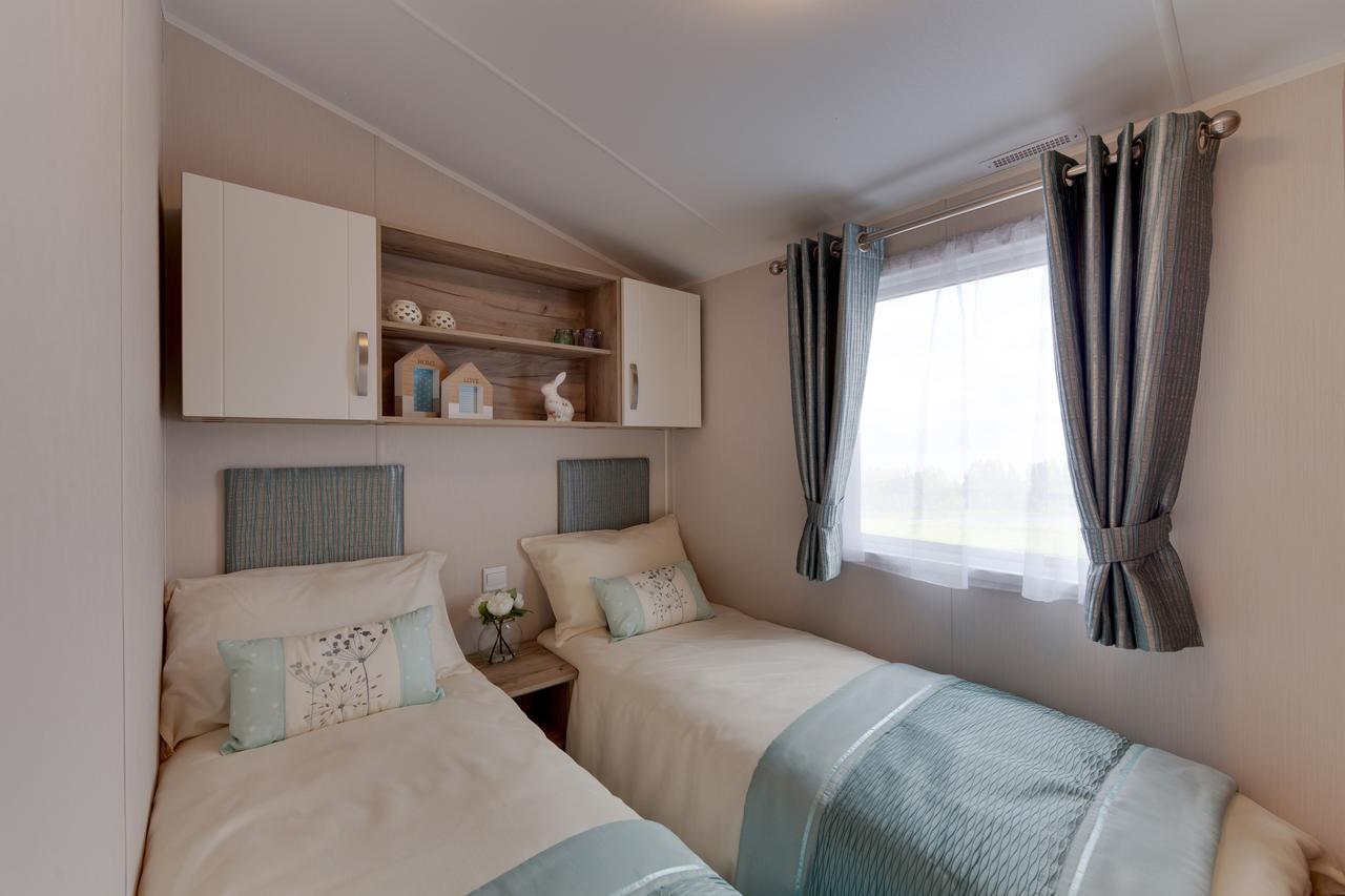 The Lakes Rookley 외부 사진 A bedroom in a static