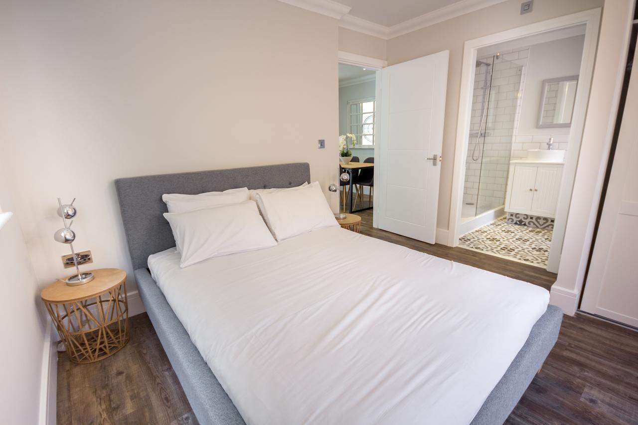 The Lakes Rookley 외부 사진 A bedroom in a serviced apartment in London