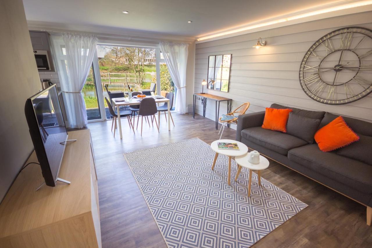 The Lakes Rookley 외부 사진 A staged living room