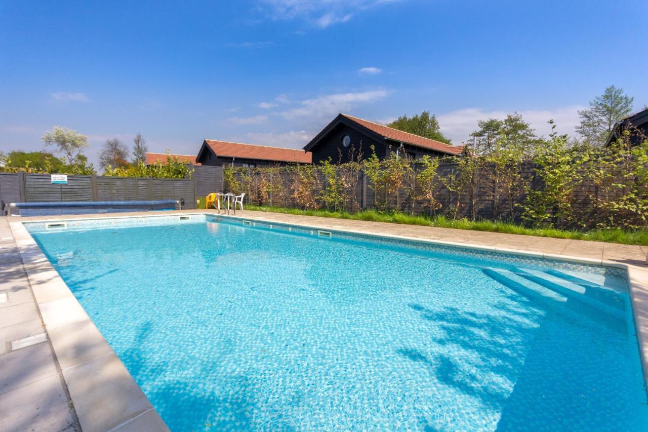 The Lakes Rookley 외부 사진 The swimming pool at the school