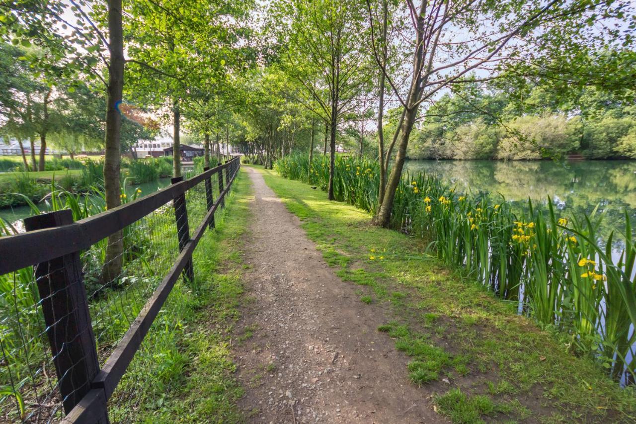 The Lakes Rookley 외부 사진 The path around the lake